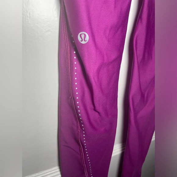 Lululemon Chase the Chill Super High-Rise Tight 28"
Deep Fuschia size 2 - Picture 5 of 11